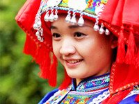 罐装车撞扁小轿车场面真惨 人竟然没事