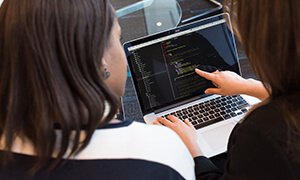 企业网站开发常用编程语言盘点：特性与适用场景解析